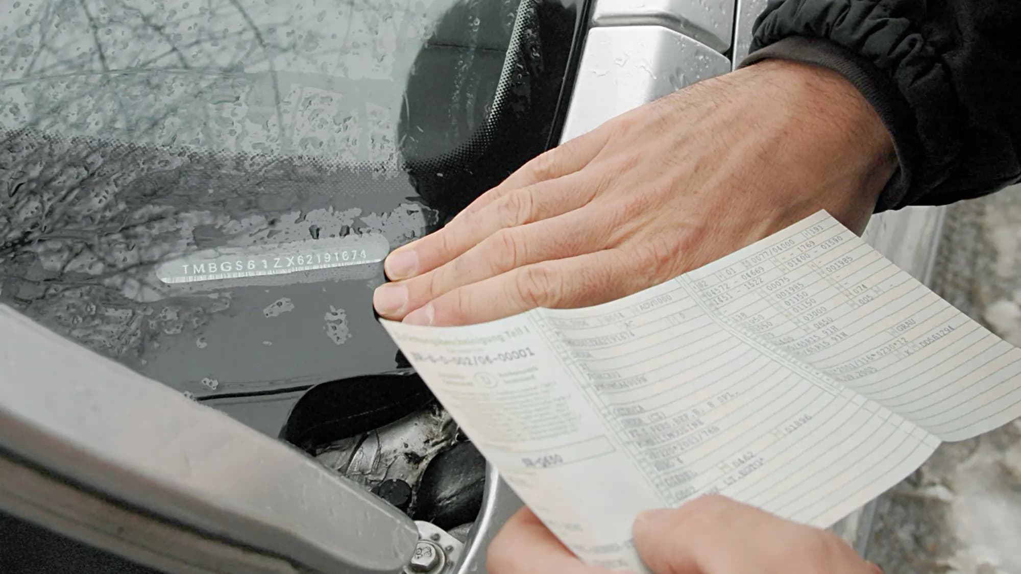 Ein erfolgszeichen mit einem weißem auto im Hintergrund