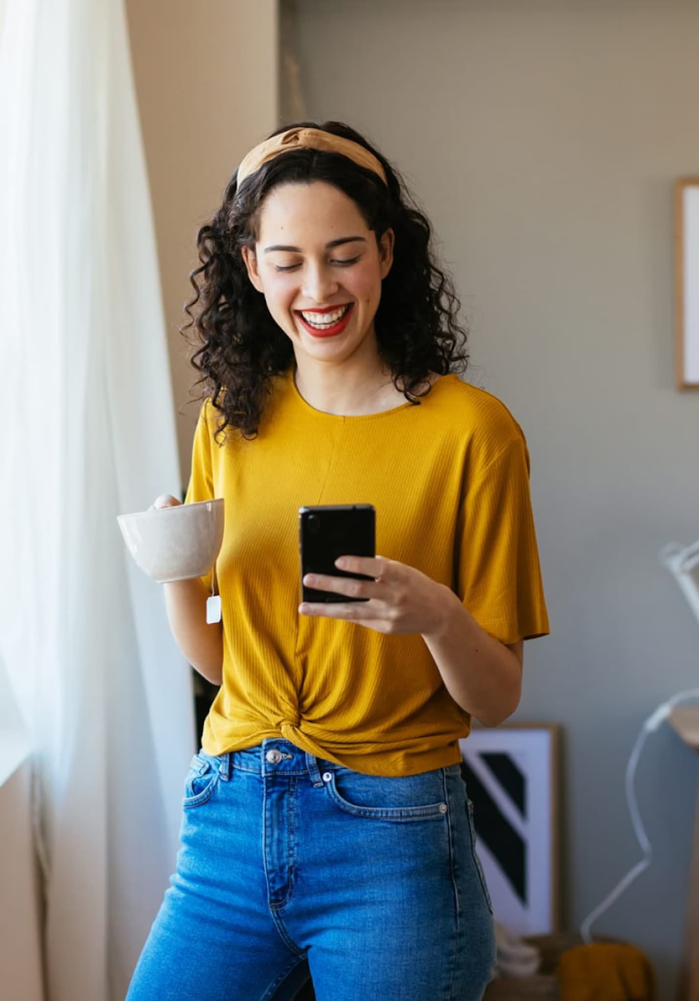 Frau lächelt und schaut auf ihr Smartphone, während sie den Höchstpreis für den Verkauf ihres Autos über Autoeinfachlos ermittelt